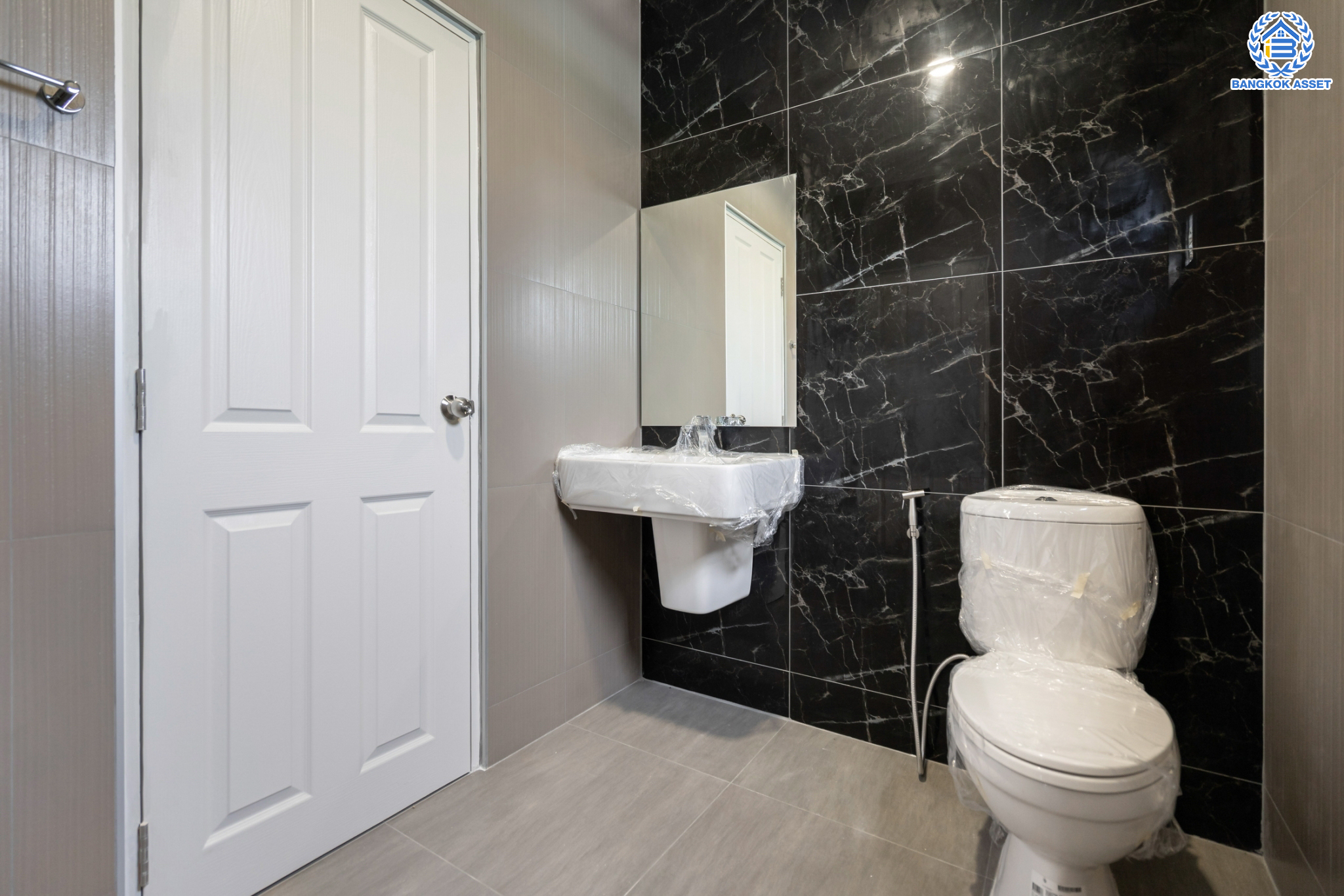 บ้านมือสองตกแต่งใหม่ ม.บุณฑริก วัชรพล-สุขาภิบาล5  เนื้อที่ 81.2 ตร.ว. ฟังก์ชัน 3 ห้องนอน 2 ห้องน้ำ จอดรถได้ 3 คัน บนทำเลเชื่อมต่อหลายเส้นทาง ถ.รามอินทรา ถ.สายไหม และ ถ.พหลโยธิน ใกล้สนามบินดอนเมือง ทางด่วน "รามอินทรา" และรถไฟฟ้าสายสีเขียว "สถานีคูคต"